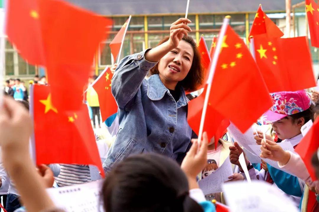 李亚鹏捡到宝了,小19岁妻子,为1岁女儿准备腊八粥,反被投喂